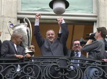 2002 | Vicente del Bosque and Roberto Carlos show off 'Ol Big Ears'