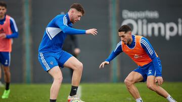 El rojillo Barbu trata de superar a Roberto López en un entrenamiento del Mirandés.