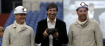 Raúl, cuando fue presentado junto a dos mineros en el verano de 2010.