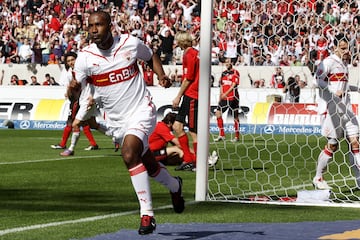 Claudemir Jeronimo Barreto, lleg車 a Alemania en 2001 para jugar en el N迆remberg, pero en 2003 llegar赤a al que ser赤a el club de su vida, el Stuttgart. El delantero jug車 10 temporadas en el club anotando 107 goles en 339 partidos. Siendo fundamental en el t赤tulo de Bundesliga conseguido en 2007, gracias a su asociaci車n con el joven Mario G車mez (14 y 13 goles anotaron entre ambos). Tan bien se aclimat車 al f迆tbol alem芍n que en 2009 consigui車 la nacionalidad y debut車 con la Selecci車n de Alemania ese mismo, disput車 el Mundial de 2010 donde la Mannschaft consigui車 la tercera plaza.