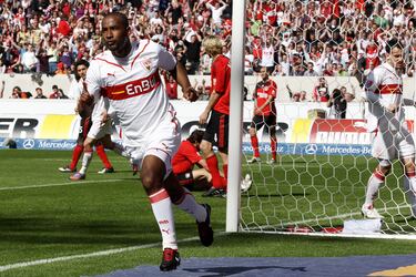 Claudemir Jeronimo Barreto, llegó a Alemania en  2001 para jugar en el Núremberg, pero en 2003 llegaría al que sería el club de su vida, el Stuttgart. El delantero jugó 10 temporadas en el club anotando 107 goles en 339 partidos. Siendo fundamental en el título de Bundesliga conseguido en 2007, gracias a su asociación con el joven Mario Gómez (14 y 13 goles anotaron entre ambos). Tan bien se aclimató al fútbol alemán que en 2009 consiguió la nacionalidad y debutó con la Selección de Alemania ese mismo, disputó el Mundial de 2010 donde la Mannschaft consiguió la tercera plaza.
