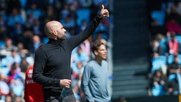Claudio Giráldez da instrucciones a sus jugadores durante un partido en Balaídos.