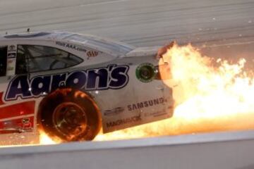 El coche del piloto David Ragan se incendia después de estar involucrado en un incidente en la pista durante la NASCAR Sprint Cup Series en Darlington, South Carolina.
