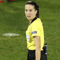 "No podía jugar con chicos por lo que me hice árbitra"