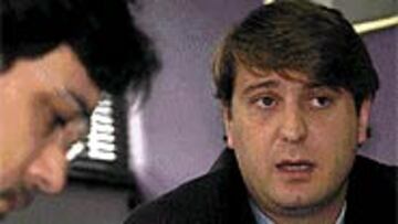 <b>BUSCA SOLUCIONES</b>. Carlos Suárez intenta que el Valladolid pueda salir de la agobiante situación económica en la que se halla sin que el equipo pierda competitividad.