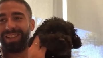 En plena entrevista con Carvajal se cuela su perro: atentos al nombre