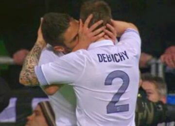 El delantero franc¨¦s Olivier Giroud agradeci¨® con un beso a Mathieu Debuchy, la asistencia en el primer gol de los galos ante Alemania (1-2), en un partido amistosos de 2012.