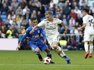 El jugador del Real Madrid Llorente trata de controlar el balón. 


