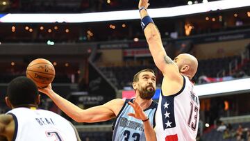 Marc Gasol ante la defensa de Marcin Gortat