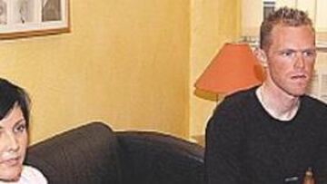 <b>EN CASA. </b>Christophe Brandt , ayer, con su esposa y en su domicilio.