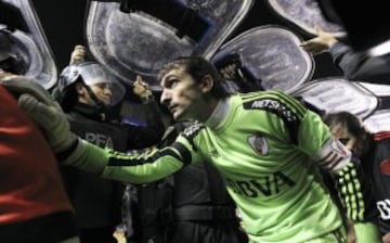 En los Octavos de Final de la Copa Libertadores 2015, aficionados del Boca lanzaron gas a algunos futbolistas de River, lo que provocó la suspensión del partido. Tras la decisión arbitral, los jugadores tuvieron que ser custodiados para abandonar el estadio, ante la furia de los seguidores xeneizes.