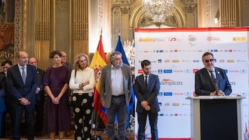 PARÍS, 07/09/2024.- El embajador de España en Francia, Victorio Redondo (i), la Infanta Elena (3i), el presidente del CSD, José Manuel Rodríguez Uribes (4i), el ministro de Derechos Sociales, Consumo y Agenda 2030, Pablo Bustinduy y el presidente de la Federación Española de Deportes de Personas con Discapacidad Física (FEDDF), Miguel Carballedo (d), durante la recepción a los deportistas paralímpicos participantes en los Juegos Paralímpicos de París que se ha celebrado hoy sábado en la embajada española de la capital francesa. EFE/Javier Etxezarreta.