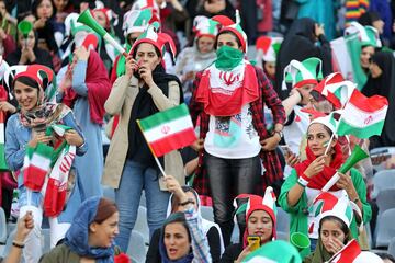Seguidoras iraníes animan a la Selección de su país en el Estadio Azazi en Teherán. Irán venció 14-0 a Camboya en la fase de grupos de clasificación para el Mundial de 2022.