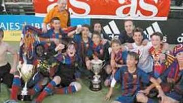 <b>APOYO.</b> El Barcelona, que después se proclamó campeón del torneo, el y Espanyol saltaron al campo de Los Arcos portando una pancarta de apoyo a la candidatura olímpica de Madrid 2012. Bonito gesto.