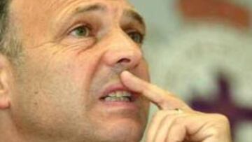 <B>ESPERA UN NUEVE.</B> Caparrós sigue esperando la llegada de un delantero, aunque no quiere prisas para evitar equivocarse en la elección.