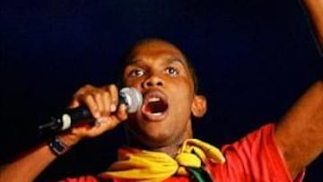 <B>INSULTOS.</B> Eto'o celebró su primer título como azulgrana insultando al Real Madrid.