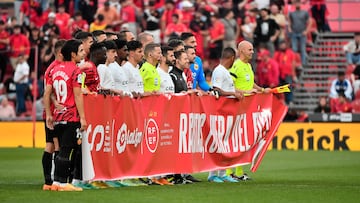 Los dos equipos posan con una pancarta contra el racismo antes del partido de LaLiga entre el Mallorca y el Valencia.