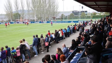 Aficionados rojillos presenciando un entrenamiento.