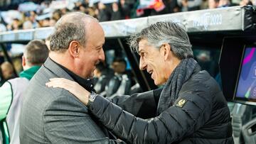 Los entrenadores Rafa Benítez e Imanol Alguacil se saludan antes del inicio del partido entre el Celta y la Real Sociedad en Balaídos.