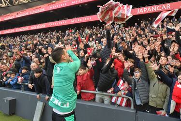 Gorka Guruzeta repartiendo regalos a la afición. 
 