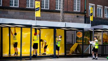 Varios trabajadores montan la rampa de inicio de salida de la contrarreloj inaugural del Tour de Francia en Copenhague