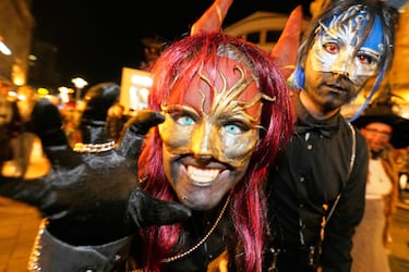 Personas disfrazadas con trajes terroríficos participan en una marcha de protesta zombi de Halloween en el centro de la ciudad de Essen, Alemania.