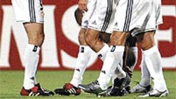 <B>SEGUNDO TRIUNFO</B>. Zidane, Figo y Ronaldo felicitan a Solari tras marcar el segundo gol del Madrid.