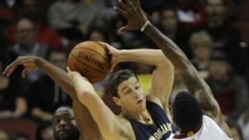 Jimmer Fredette, quien recibe el dos contra uno de Wade y Chalmers, fue el mejor de la noche.