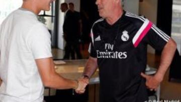 Toni Kroos saluda a Ancelotti a su llegada a Madrid.