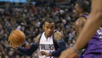 Monta Ellis encara decido la canasta de los Raptors.