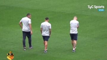 Jugadores de Boca recorrieron la cancha tras la suspensión
