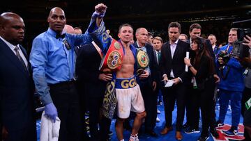 Gennadiy Golovkin celebra su victoria sobre Sergiy Derevyanchenko.