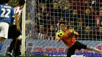 <b>PARADA DE ALVES. </b>Mikel San José erró el penalti ante la estirada del portero del Almería, gafe para los rojiblancos.