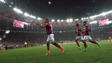 Paolo Guerrero celebra su gol ante Atl&eacute;tico Paranaense en un Maracan&aacute; rendido a sus pies.