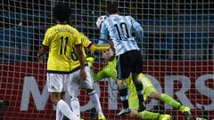 Lionel Messi ante David Ospina durante el partido entre Colombia y Argentina en la Copa Am&eacute;rica Chile 2015.