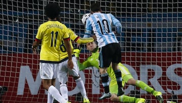 Lionel Messi ante David Ospina durante el partido entre Colombia y Argentina en la Copa Am&eacute;rica Chile 2015.