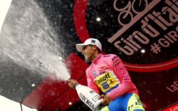 Alberto Contador se viste la maglia rosa de líder en la etapa 5 del Giro entre La Spezia y Abetone.