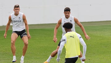 Gabriel Paulista y Cenk, en un entrenamiento en Paterna.