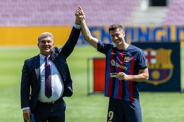 El presidente de Barcelona junto a Robert Lewandowski en la presentación de este último como nuevo jugador del Barcelona.