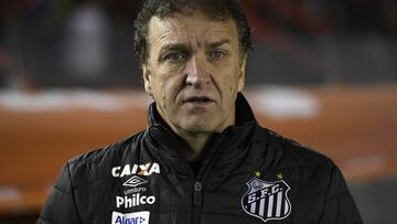 Brazil's Santos coach Cuca is pictured during the Copa Libertadores round of sixteen first leg football match against Argentina's Independiente at the Libertadores de America stadium in Avellaneda, Buenos Aires, on August 21, 2018. / AFP PHOTO / Juan MABROMATA