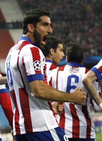 El centrocampista del Atlético de Madrid Raúl García celebra su gol, primero del equipo, durante el encuentro de la fase de grupos, grupo A, de la Liga de Campeones que Atlético y Olympiacos disputan esta noche en el estadio Vicente Calderón, en Madrid.
