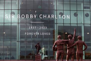 Vista general de la estatua de Sir Bobby Charlton con un mensaje a modo de homenaje en el costado del estadio Old Trafford. 