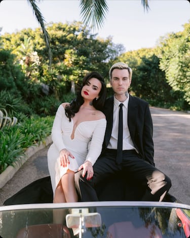 Demi Lovato, tras más de tres años de relación, se ha comprometido con Jordan 'Jutes' Lutes y ha dado el "sí, quiero". La ceremonia se ha celebrado en California según ha informado la revista ' Vogue'. El vestido de la novia lleva la firma de Vivienne Westwood, una diseñadora de moda y empresaria británica, considerada como la principal responsable de la estética asociada con el punk y el new wave.