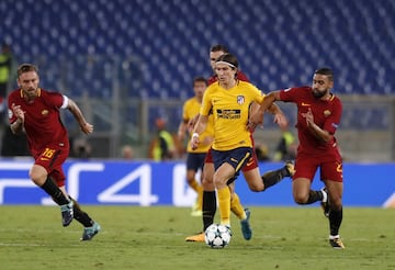 Filipe Luis con el balón.