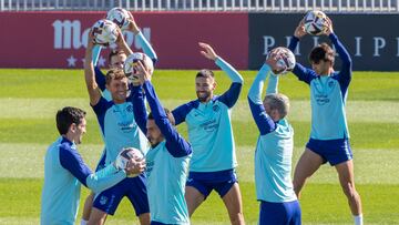 Jo?o, Koke, Griezmann, Sa¨²l y Carrasco, entre otros, en un entrenamiento del Atl¨¦tico. Todos han interesado al Bar?a. El franc¨¦s con viaje de ida y vuelta.