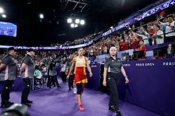 Carolina Marín abandona el Arena Porte de La Chapelle tras su lesión.