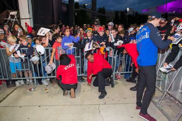 Los aficionados de Brendon Hartley del equipo Toro Rosso se apelotonan Buscando un autógrafo.