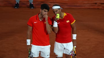 Carlos Alcaraz y Rafael Nadal en los Juegos de París 2024.