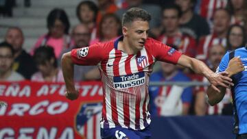 Santiago Arias en la disputa del bal&oacute;n en el partido entre Atletico de Madrid y Brujas por Champions League