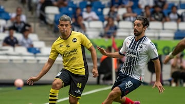 AME4079. MONTERREY (MÉXICO), 03/09/2022.- Rodolfo Pizarro (d) de Rayados disputa el balón con Bryan Colula (i) de Mazatlán, hoy, durante un partido correspondiente a la jornada 12 del Torneo Apertura 2022 entre Rayados de Monterrey y Mazatlán Fútbol Club, celebrado en el estadio BBVA de la ciudad de Monterrey (México). EFE/ Miguel Sierra.